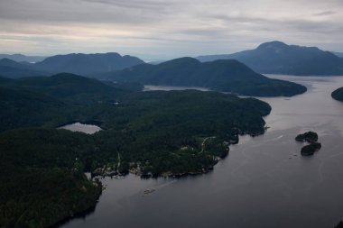 Canlı bir bulutlu gün batımı sırasında hava görüş-in Skookumchuck daraltır. Sunshine Coast Vancouver, British Columbia, Kanada kuzeybatısında alınan.
