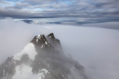 Çarpıcı Kanada dağ manzara havadan görünümü bulutlarda kaplı. Vancouver, British Columbia, Kanada kuzeyindeki alınan.