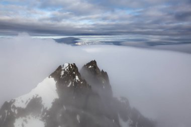 Çarpıcı Kanada dağ manzara havadan görünümü bulutlarda kaplı. Vancouver, British Columbia, Kanada kuzeyindeki alınan.