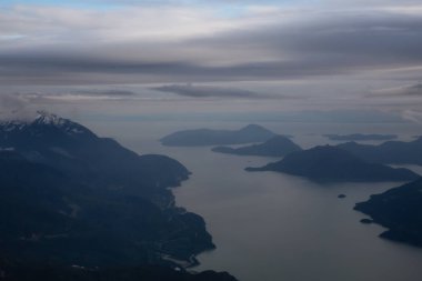 Bulutlu bir akşam sırasında hava görünümünü Howe ses. Squamish Kuzey Vancouver, British Columbia, Kanada alınan.