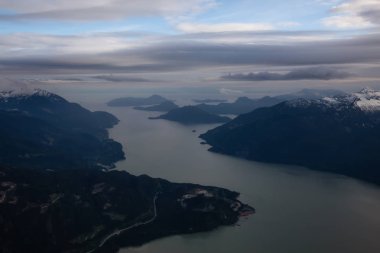 Bulutlu bir akşam sırasında hava görünümünü Howe ses. Squamish Kuzey Vancouver, British Columbia, Kanada alınan.