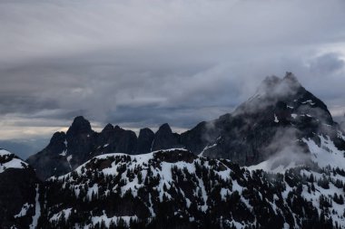Çarpıcı Kanada dağ manzara havadan görünümü bulutlarda kaplı. Vancouver, British Columbia, Kanada kuzeyindeki alınan.