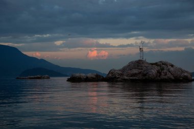 Kayalık ada kuşlar çarpıcı ve güzel günbatımı sırasında. Howe ses, Vancouver, British Columbia, Kanada kuzeyindeki alınan.