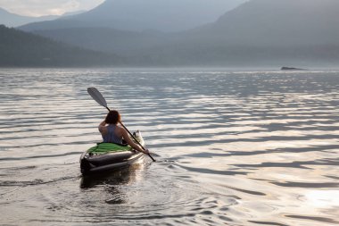 Kadın güzel Kanada dağ manzarası canlı bir bulutlu gece boyunca kayak. Howe ses, Vancouver, British Columbia, Kanada kuzeyindeki alınan.