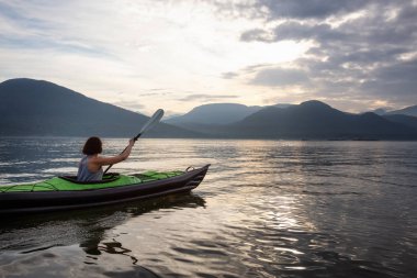 Kadın güzel Kanada dağ manzarası canlı bir bulutlu gece boyunca kayak. Howe ses, Vancouver, British Columbia, Kanada kuzeyindeki alınan.