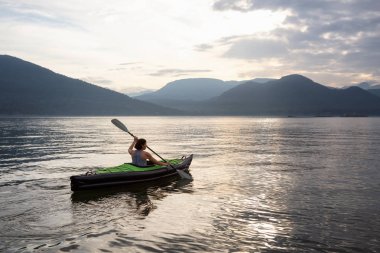 Kadın güzel Kanada dağ manzarası canlı bir bulutlu gece boyunca kayak. Howe ses, Vancouver, British Columbia, Kanada kuzeyindeki alınan.