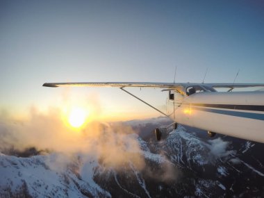 Güzel Kanada peyzaj üzerinde bir canlı ve renkli gün batımı sırasında uçan uçak. Vancouver, British Columbia, Kanada alınan.
