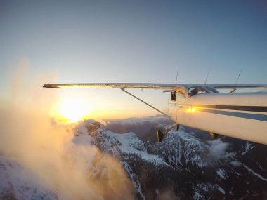 Güzel Kanada peyzaj üzerinde bir canlı ve renkli gün batımı sırasında uçan uçak. Vancouver, British Columbia, Kanada alınan.