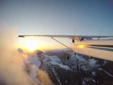 Güzel Kanada peyzaj üzerinde bir canlı ve renkli gün batımı sırasında uçan uçak. Vancouver, British Columbia, Kanada alınan.