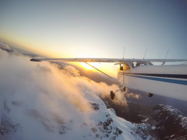 Güzel Kanada peyzaj üzerinde bir canlı ve renkli gün batımı sırasında uçan uçak. Vancouver, British Columbia, Kanada alınan.