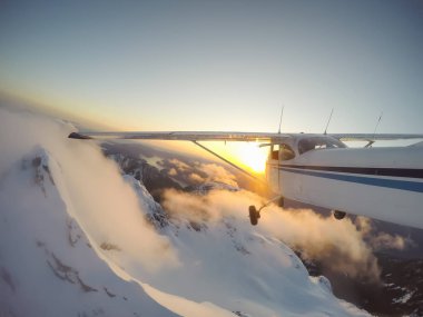 Güzel Kanada peyzaj üzerinde bir canlı ve renkli gün batımı sırasında uçan uçak. Vancouver, British Columbia, Kanada alınan.