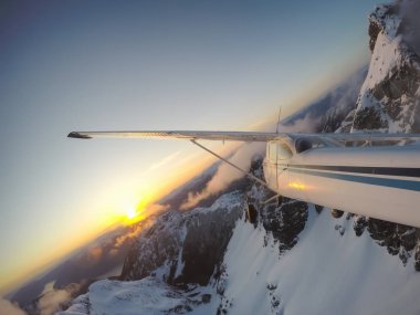 Güzel Kanada peyzaj üzerinde bir canlı ve renkli gün batımı sırasında uçan uçak. Vancouver, British Columbia, Kanada alınan.