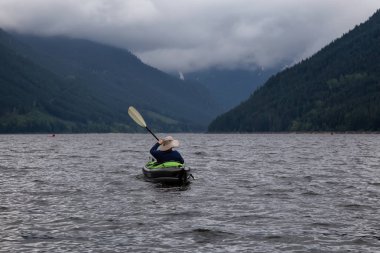Bir kayık maceracı adam güzel Kanada dağ manzarası keyif alıyor. Jones Gölü, Chilliwack ve umut, yakın Doğu Vancouver, Bc, Kanada çekilmiş.