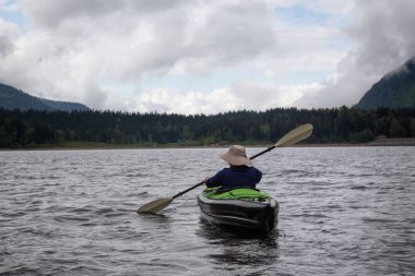 Bir kayık maceracı adam güzel Kanada dağ manzarası keyif alıyor. Jones Gölü, Chilliwack ve umut, yakın Doğu Vancouver, Bc, Kanada çekilmiş.
