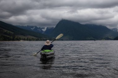 Bir kayık maceracı adam güzel Kanada dağ manzarası keyif alıyor. Jones Gölü, Chilliwack ve umut, yakın Doğu Vancouver, Bc, Kanada çekilmiş.
