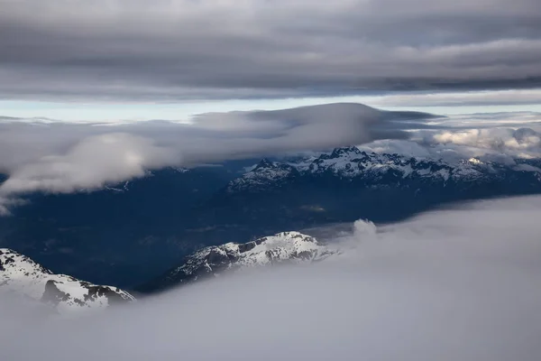 鸟瞰加拿大山地景观覆盖在云层 拍摄于加拿大不列颠哥伦比亚省温哥华以北 — 图库照片