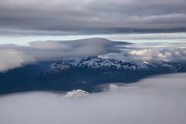 Vista Aérea Del Llamativo Paisaje Montañoso Canadiense Cubierto Nubes Tomado — Foto de Stock