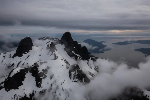 Widok Lotu Ptaka Uderzające Kanadyjski Krajobraz Góry Pokryte Chmury Podjęte — Zdjęcie stockowe