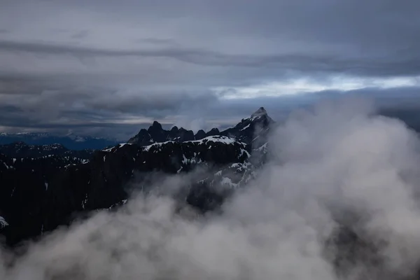 Vista Aérea Impressionante Paisagem Montanhosa Canadense Coberta Nuvens Tomado Norte — Fotografia de Stock