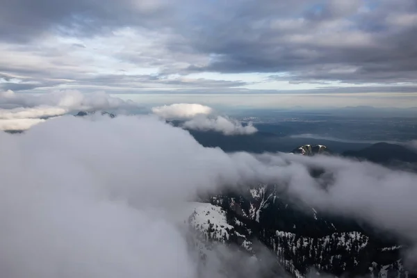 Çarpıcı Kanada Dağ Manzara Havadan Görünümü Bulutlarda Kaplı Vancouver British — Stok fotoğraf