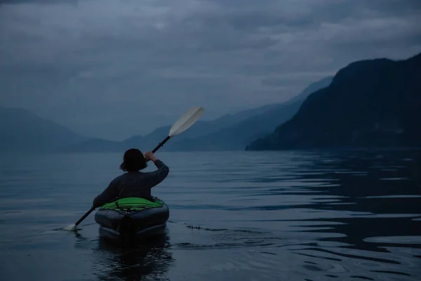 Maceracı Kadın Kanada Dağ Manzarası Ile Çevrili Bir Karanlık Kasvetli — Stok fotoğraf