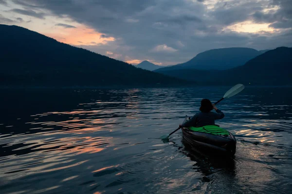 Авантюристка Плавает Байдарках Время Яркого Заката Окружении Канадского Горного Пейзажа — стоковое фото