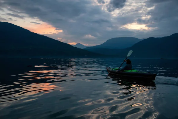 Avontuurlijke Vrouw Kajakken Tijdens Een Levendige Zonsondergang Omringd Door Canadese — Stockfoto