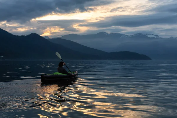 Авантюристка Плавает Байдарках Время Яркого Заката Окружении Канадского Горного Пейзажа — стоковое фото