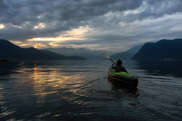 Mujer Aventurera Haciendo Kayak Durante Una Vibrante Puesta Sol Rodeada —  Fotos de Stock