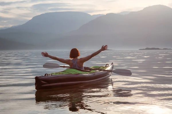 Woman Kayak Enjoying Beautiful Canadian Mountain Landscape Vibrant Sunset Tomado — Fotografia de Stock