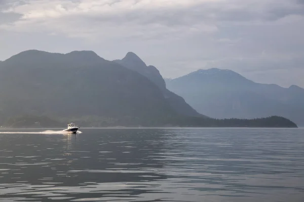 Bateau Vitesse Dans Océan Entouré Par Paysage Montagneux Canadien Prise — Photo