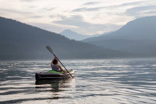 Kvinna Kajakpaddling Runt Det Vackra Kanadensiska Bergslandskapet Pulserande Molnig Kväll — Stockfoto