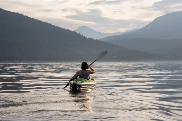 Kvinna Kajakpaddling Runt Det Vackra Kanadensiska Bergslandskapet Pulserande Molnig Kväll — Stockfoto