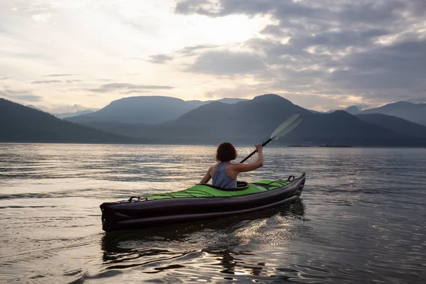 Женщина Плавает Байдарках Красивому Канадскому Горному Ландшафту Время Яркого Облачного — стоковое фото