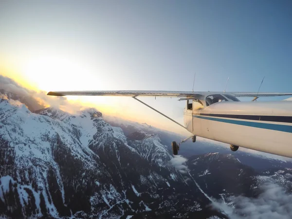Vliegtuig Vliegt Het Mooie Canadese Landschap Tijdens Een Levendige Kleurrijke — Stockfoto