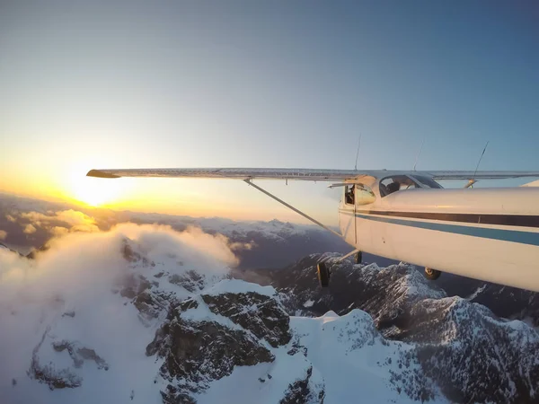 Avião Voando Sobre Bela Paisagem Canadense Durante Pôr Sol Vibrante — Fotografia de Stock