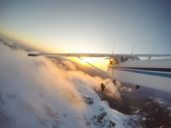 Letadlo Letící Nad Krásná Kanadská Krajina Při Západu Slunce Zářivé — Stock fotografie