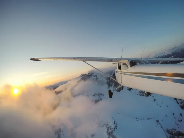 Avião Voando Sobre Bela Paisagem Canadense Durante Pôr Sol Vibrante — Fotografia de Stock