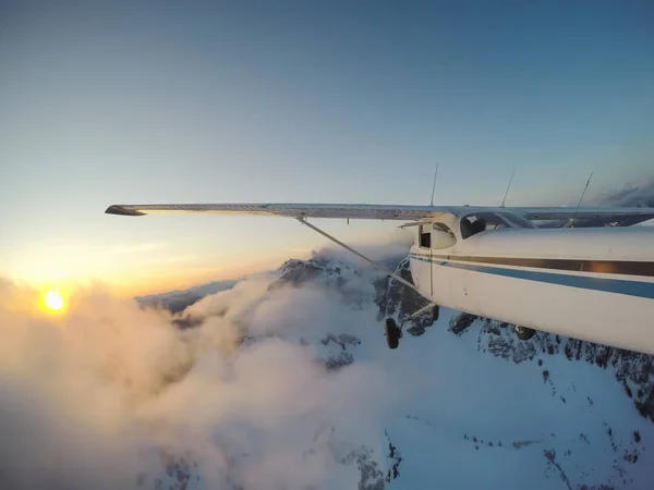 Avión Volando Sobre Hermoso Paisaje Canadiense Durante Una Vibrante Colorida — Foto de Stock