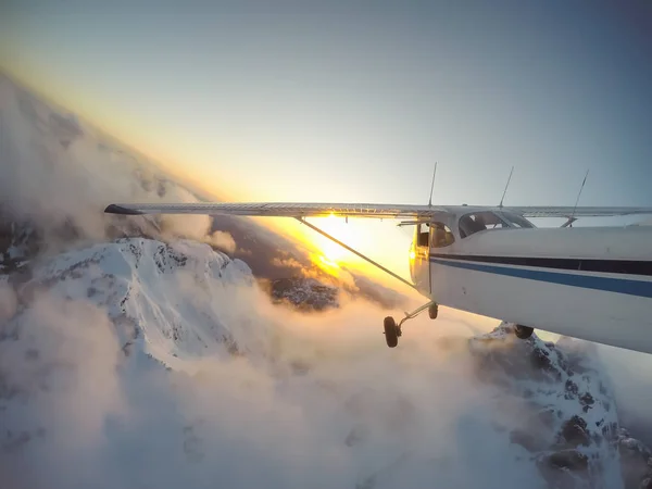 Avião Voando Sobre Bela Paisagem Canadense Durante Pôr Sol Vibrante — Fotografia de Stock