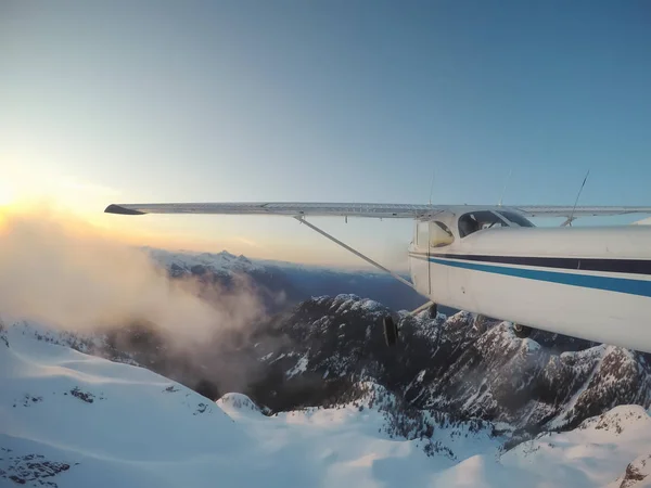 Avião Voando Sobre Bela Paisagem Canadense Durante Pôr Sol Vibrante — Fotografia de Stock