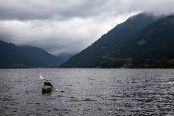 Adventurous Man Kayak Está Desfrutando Bela Paisagem Montanhosa Canadense Tomado — Fotografia de Stock