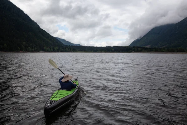 Adventurous Man Kayak Está Desfrutando Bela Paisagem Montanhosa Canadense Tomado — Fotografia de Stock