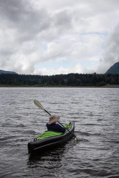 Adventurous Man Kayak Está Desfrutando Bela Paisagem Montanhosa Canadense Tomado — Fotografia de Stock