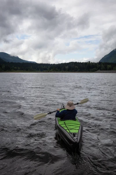 Adventurous Man Kayak Está Desfrutando Bela Paisagem Montanhosa Canadense Tomado — Fotografia de Stock