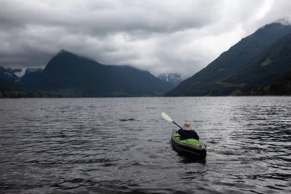 Abenteuerlustige Mann Auf Einem Kajak Genießt Die Schöne Kanadische Berglandschaft — Stockfoto