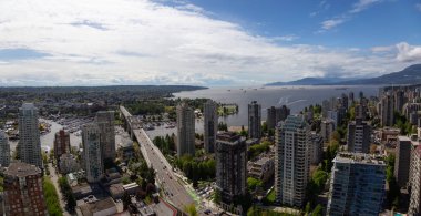 Bir bulutlu gün boyunca güzel bir modern cityscape hava panoramik manzaralı. Şehir merkezinde alınan Vancouver, British Columbia, Kanada. Yüksek kalite ve çözünürlük
