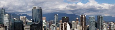 Downtown Vancouver, British Columbia, Kanada - 10 Mayıs 2018: bir bulutlu gün boyunca modern şehrin havadan panoramik görünümü.