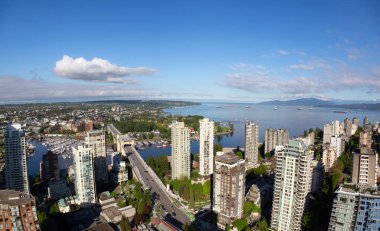 Canlı bir güneşli gün boyunca Modern kentin çarpıcı havadan görünümü. Şehir merkezinde alınan Vancouver, British Columbia, Kanada.