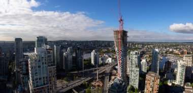 Canlı bir güneşli gün boyunca Modern kentin çarpıcı havadan görünümü. Şehir merkezinde alınan Vancouver, British Columbia, Kanada.